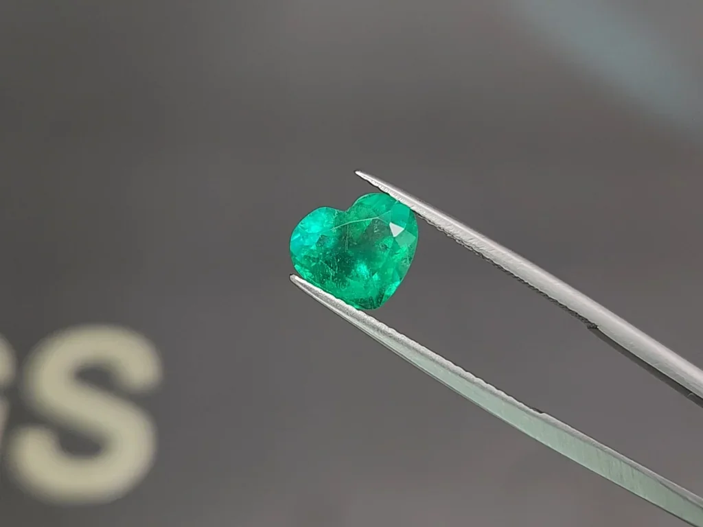 Intense green emerald in heart shape 2.27 carats, Colombia Image №3