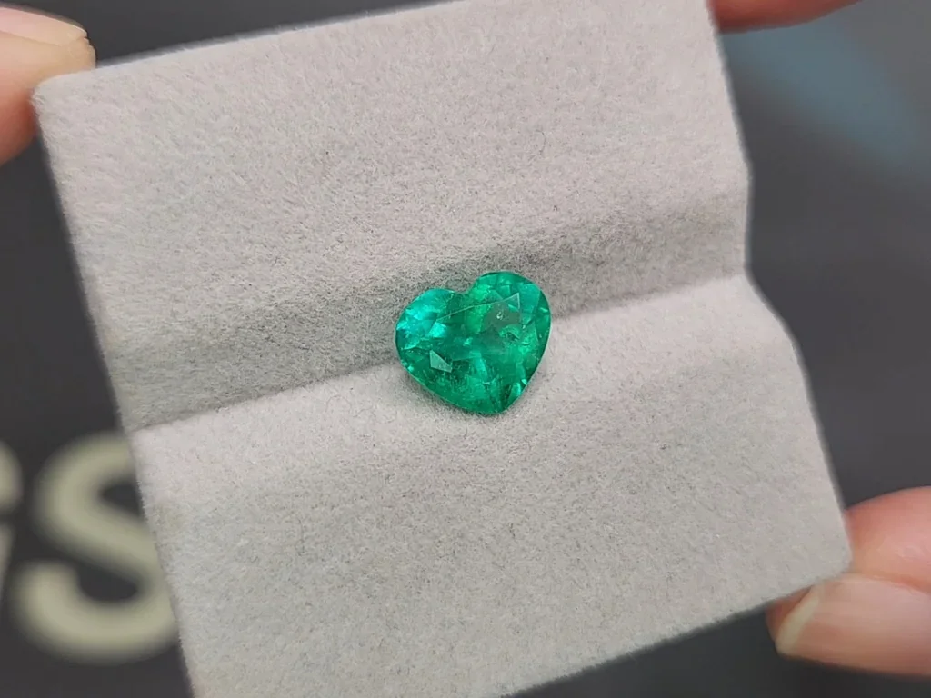 Intense green emerald in heart shape 2.27 carats, Colombia Image №4