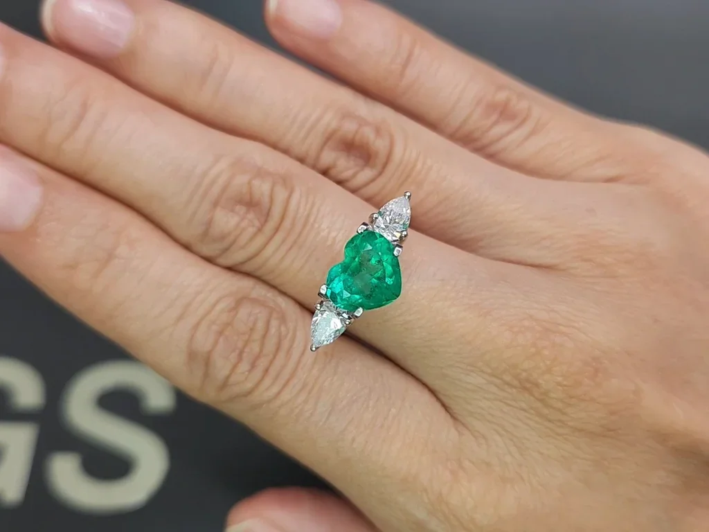 Intense green emerald in heart shape 2.27 carats, Colombia Image №5