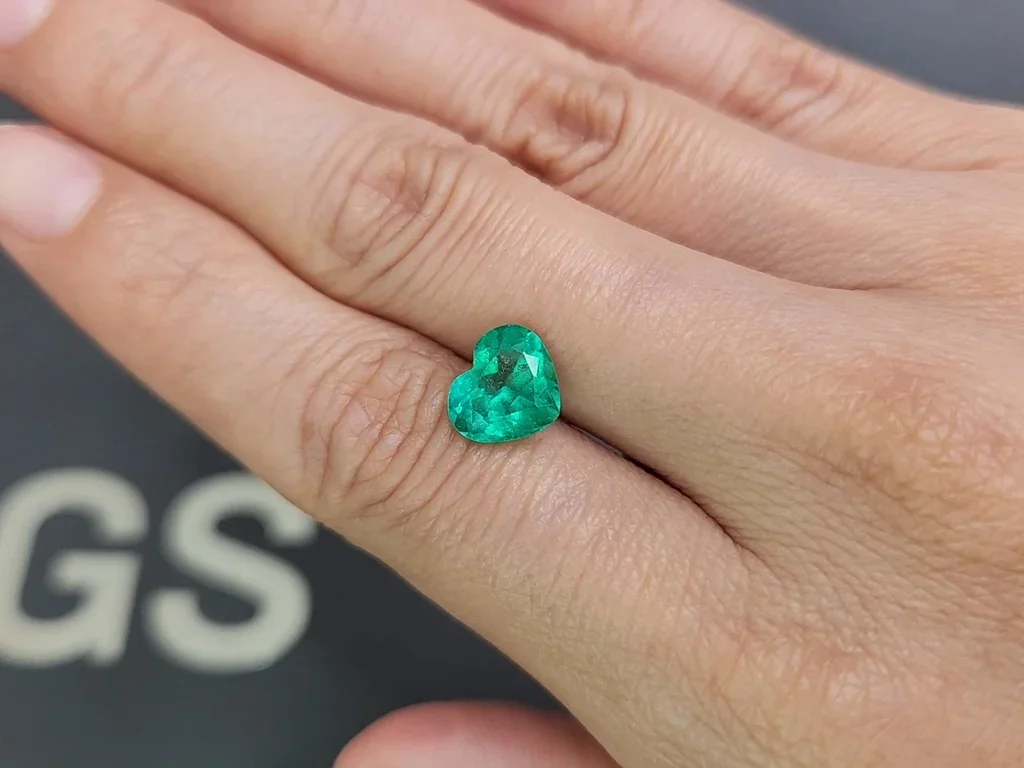 Intense green emerald in heart shape 2.27 carats, Colombia Image №2