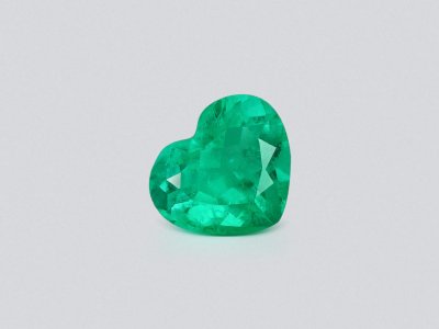 Intense green emerald in heart shape 2.27 carats, Colombia photo