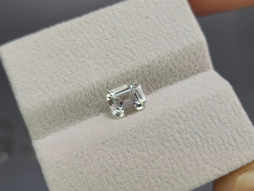 Kunzite octagon cut 1.33 carats, Pakistan Image №4