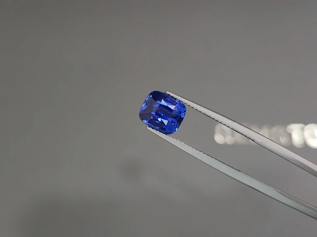 Electric blue cushion cut sapphire 4.00 carats, Sri Lanka Image №3