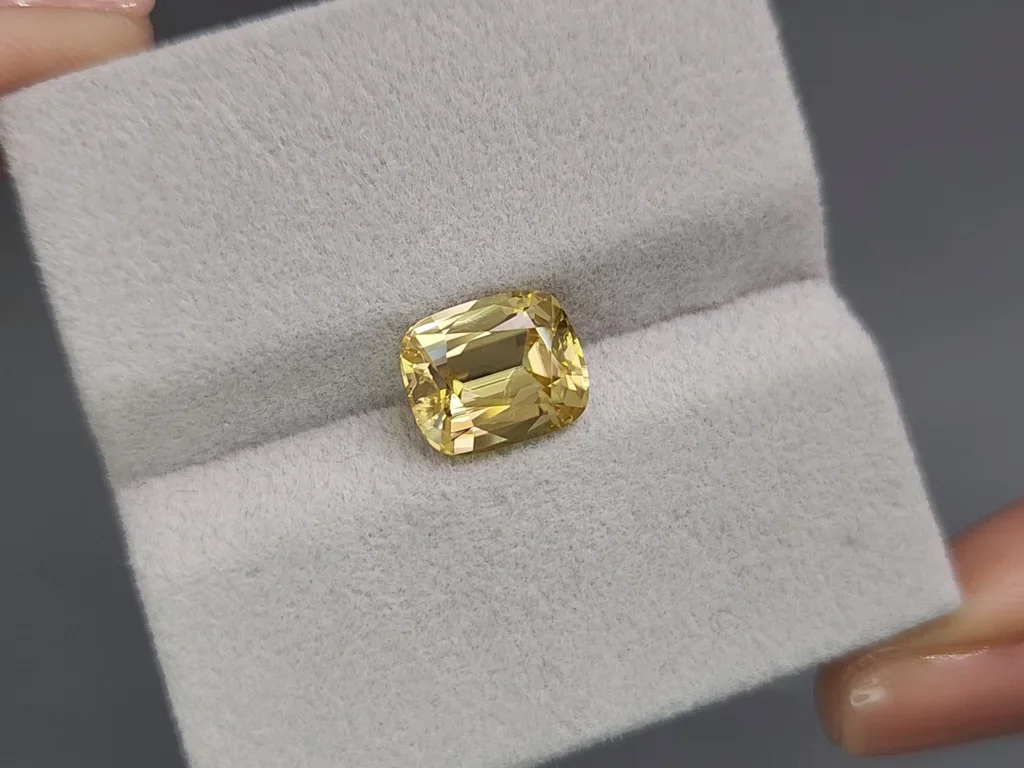 Golden yellow natural zircon in cushion cut 4.25 carats, Sri Lanka Image №4