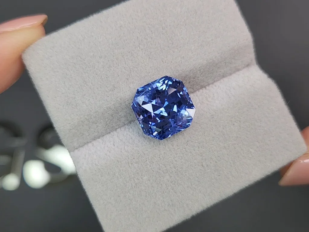 Unheated intense Cornflower blue sapphire in radiant cut 7.46 carat, Sri Lanka  Image №4
