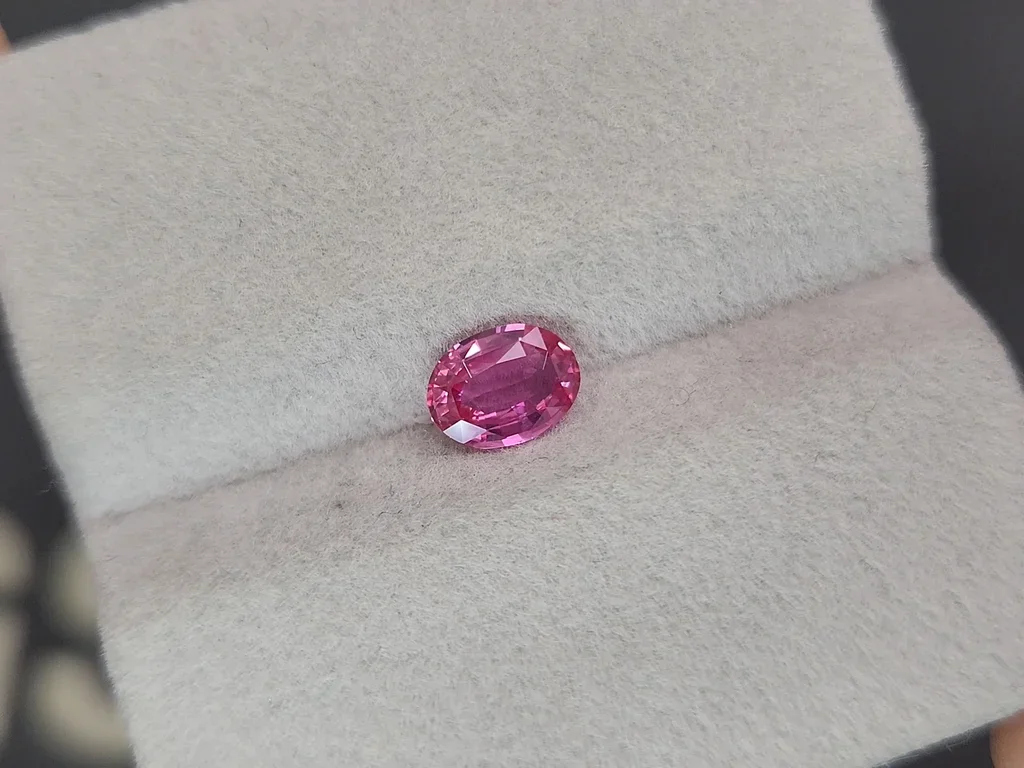 Unheated Padparadscha sapphire in oval cut 0.89 carat, Sri Lanka  Image №4