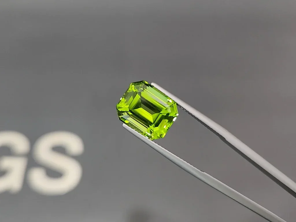 Peridot yellow green octagon cut 8.00 carats, Pakistan  Image №3