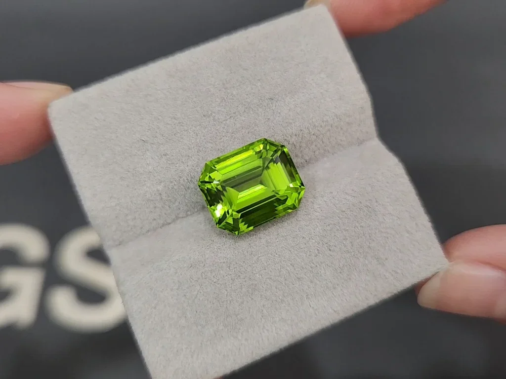 Peridot yellow green octagon cut 8.00 carats, Pakistan  Image №4