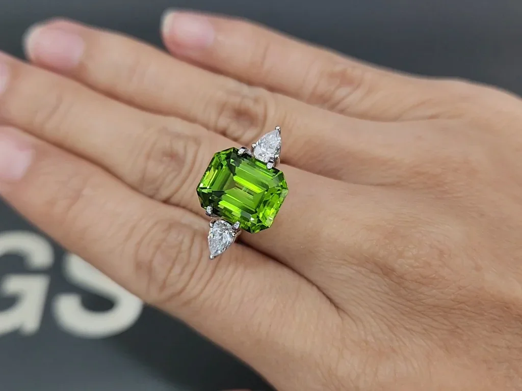 Peridot yellow green octagon cut 8.00 carats, Pakistan  Image №5