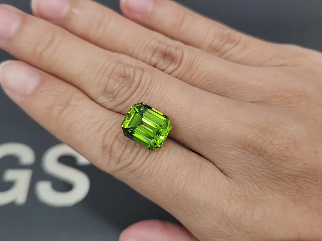 Peridot yellow green octagon cut 8.00 carats, Pakistan  Image №2