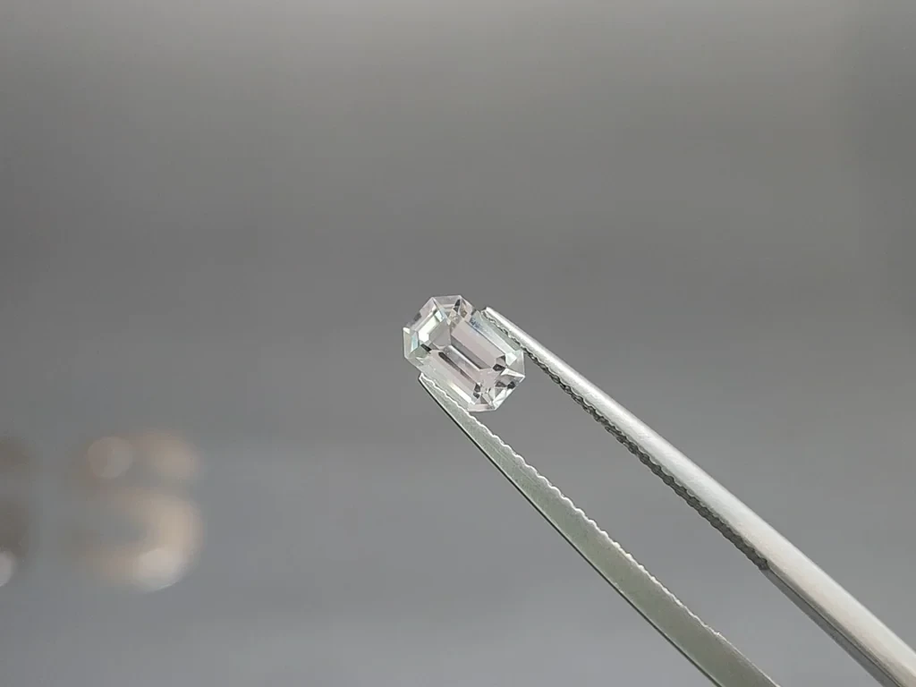 Kunzite light green octagon cut 0.83 carats, Pakistan Image №3