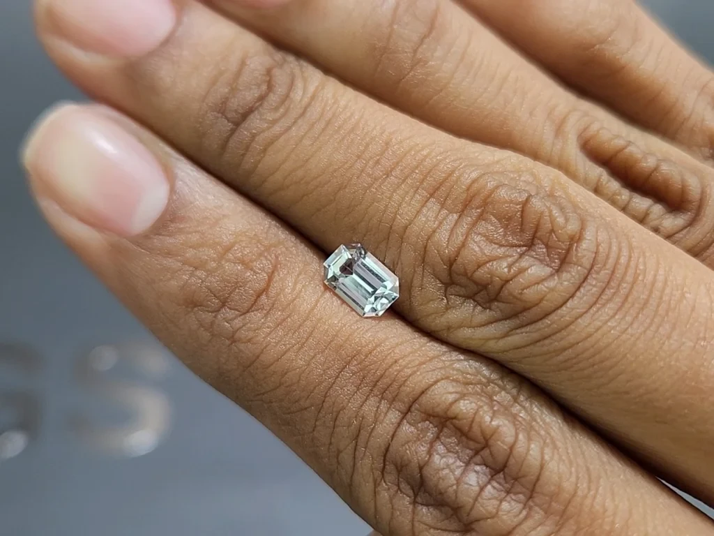 Kunzite light green octagon cut 0.83 carats, Pakistan Image №2