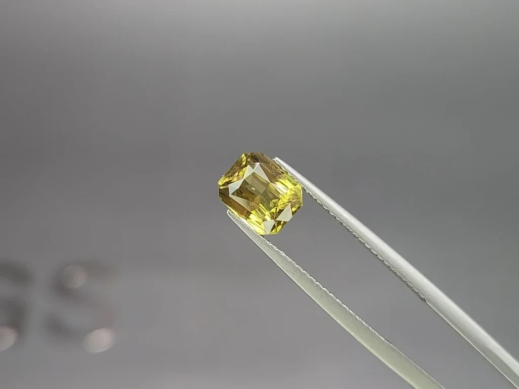 Unheated yellow green sapphire radiant cut 2.52 carats, Madagascar Image №3
