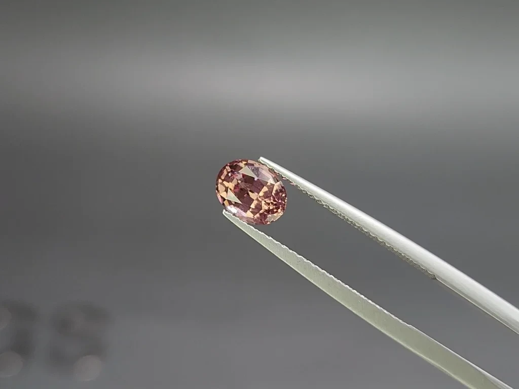 Garnet color change effect oval cut 1.48 carats, Tanzania Image №4