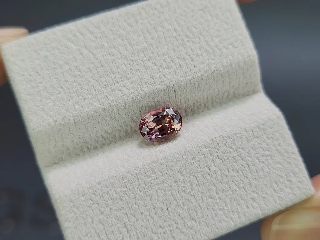 Garnet color change effect oval cut 1.48 carats, Tanzania Image №6