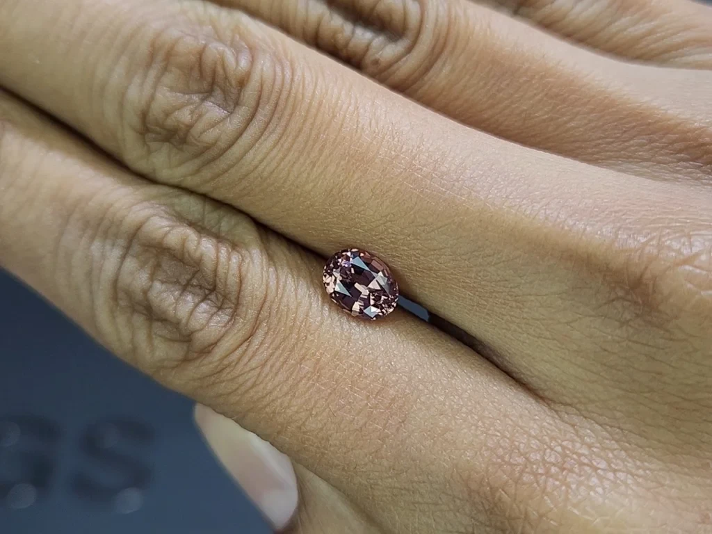 Garnet color change effect oval cut 1.48 carats, Tanzania Image №2