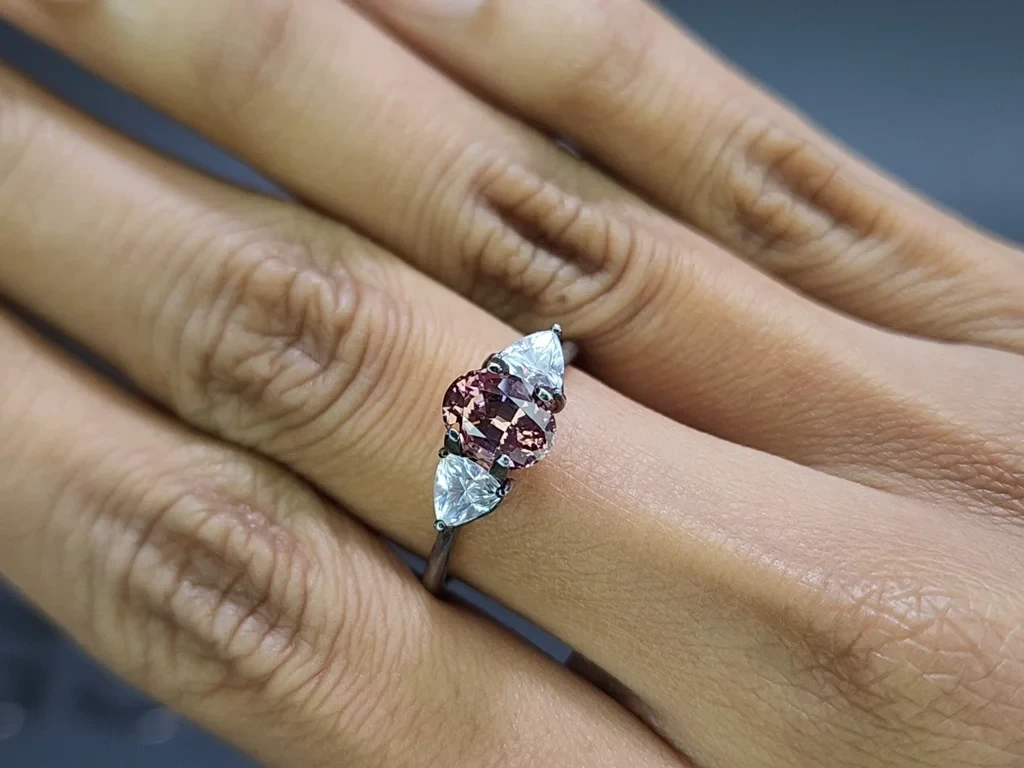 Garnet color change effect oval cut 1.48 carats, Tanzania Image №8