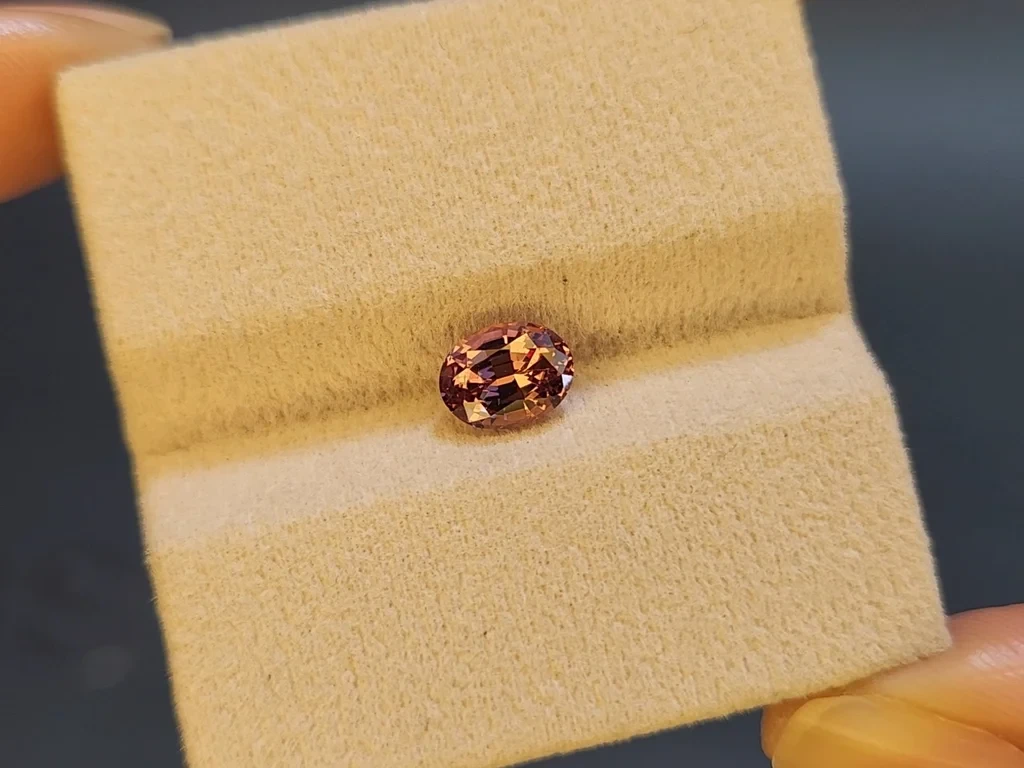 Garnet color change effect oval cut 1.48 carats, Tanzania Image №7
