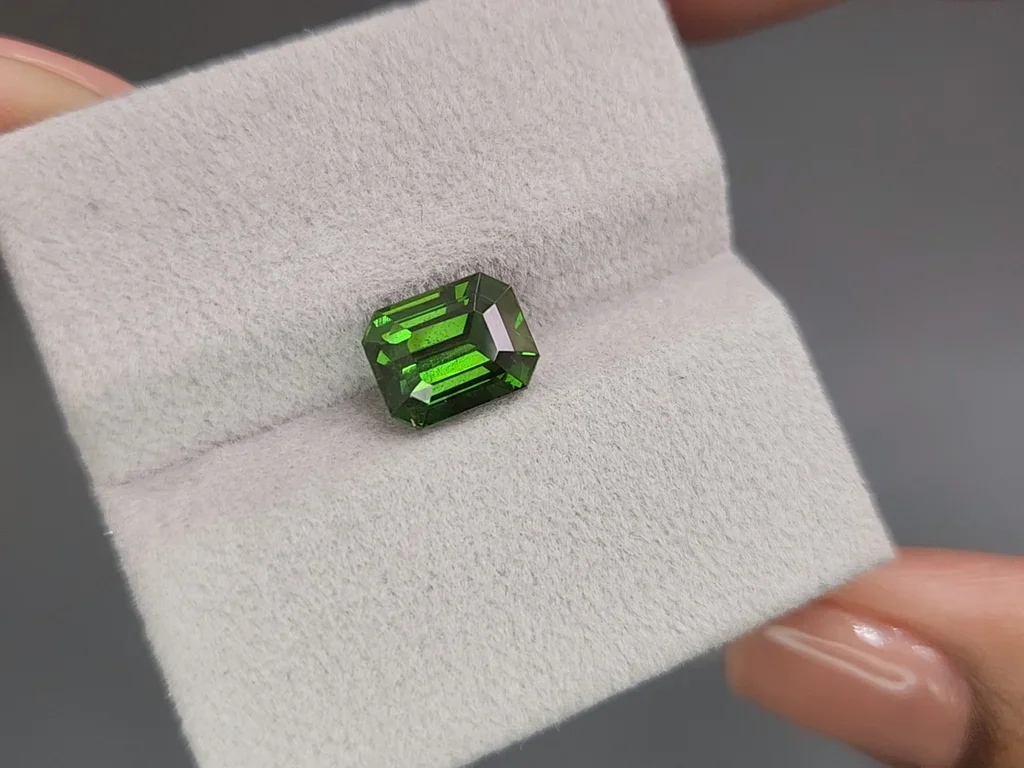 Vivid green natural zircon in octagon cut 3.68 carats, Sri Lanka Image №4