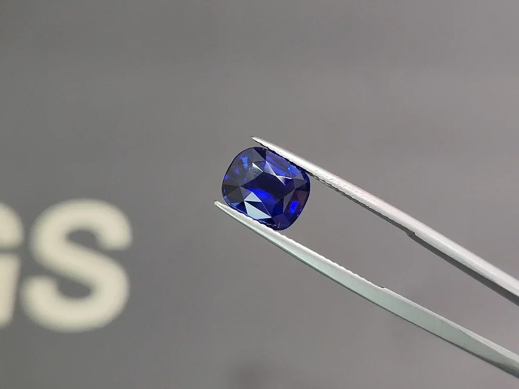 Unheated Royal Blue sapphire in cushion cut 4.05 carats, Sri Lanka Image №3