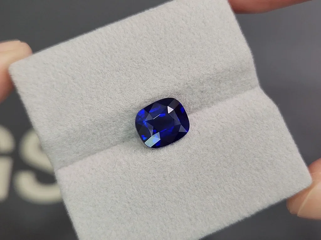 Unheated Royal Blue sapphire in cushion cut 4.05 carats, Sri Lanka Image №4