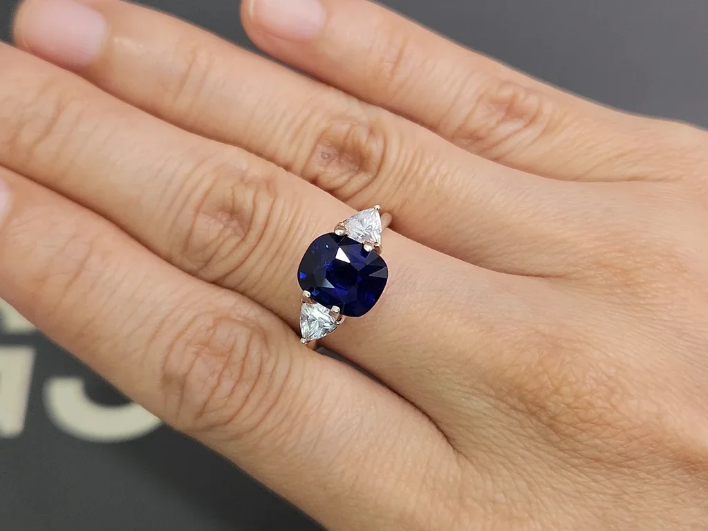 Unheated Royal Blue sapphire in cushion cut 4.05 carats, Sri Lanka Image №5