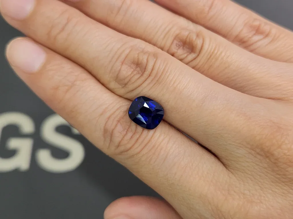 Unheated Royal Blue sapphire in cushion cut 4.05 carats, Sri Lanka Image №2