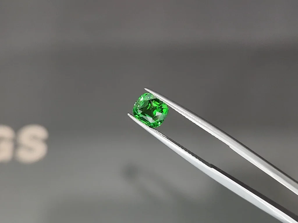 Garnet  tsavorite cushion cut 2.00 carats, Africa Image №3