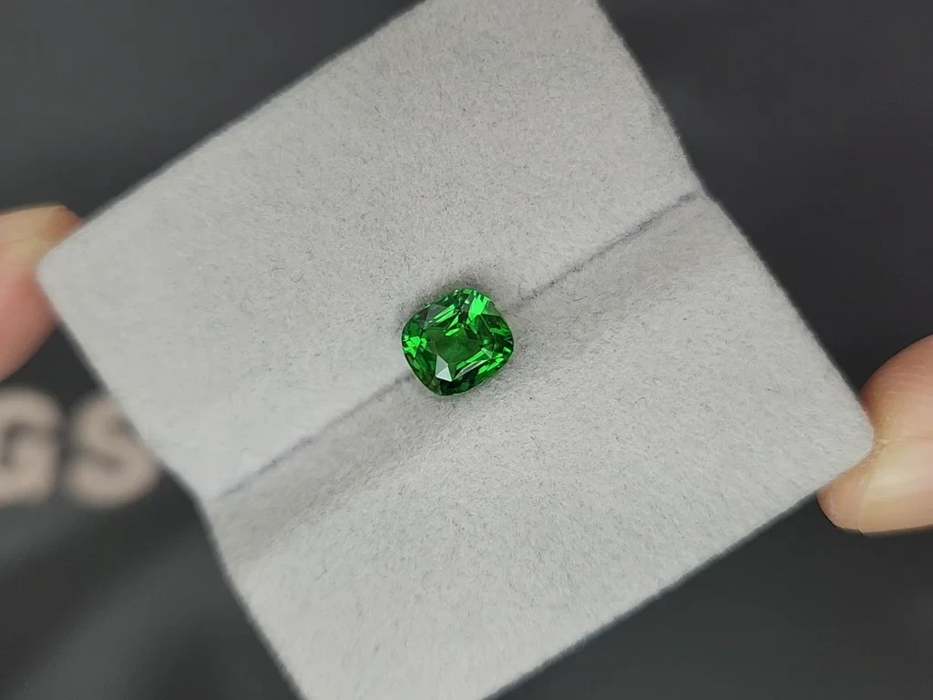 Garnet  tsavorite cushion cut 2.00 carats, Africa Image №4