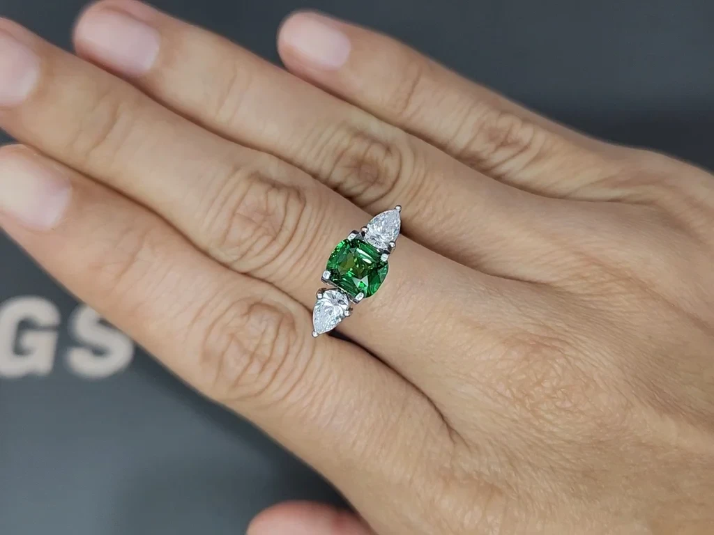 Garnet  tsavorite cushion cut 2.00 carats, Africa Image №5