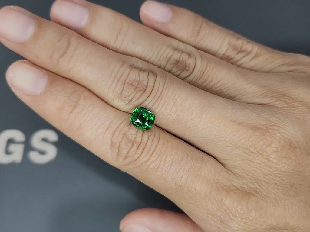 Garnet  tsavorite cushion cut 2.00 carats, Africa Image №2
