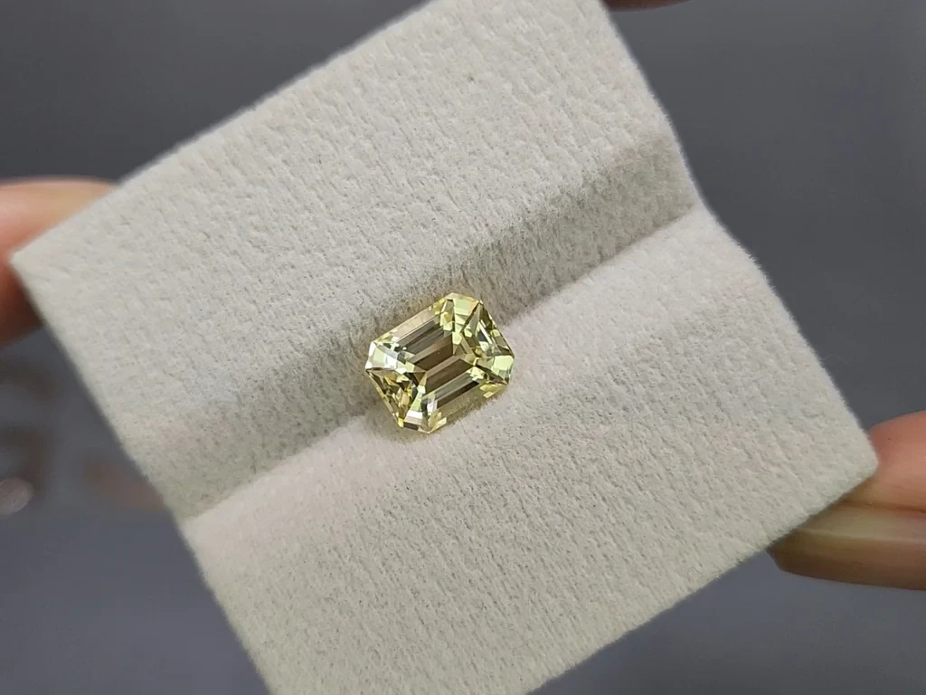 Unheated yellow sapphire octagon cut 3.18 carats, Sri Lanka Image №4
