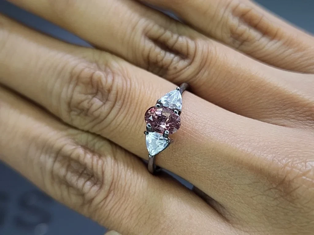 Garnet color change effect oval cut 1.27 carats, Tanzania Image №8