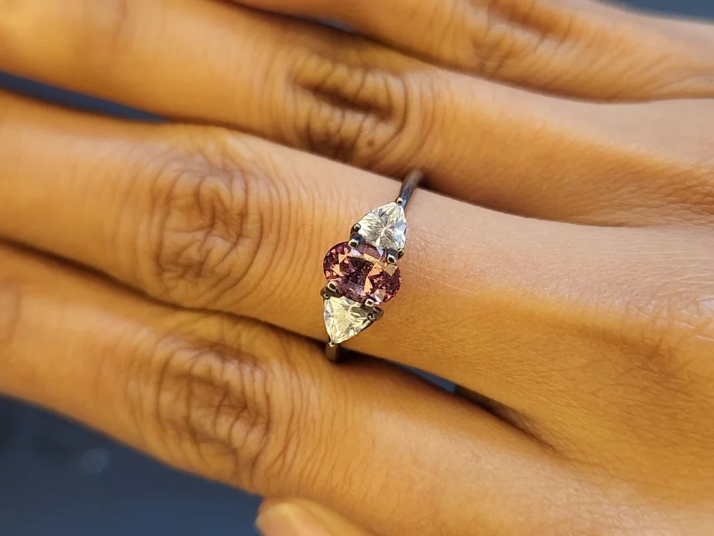 Garnet color change effect oval cut 1.27 carats, Tanzania Image №9