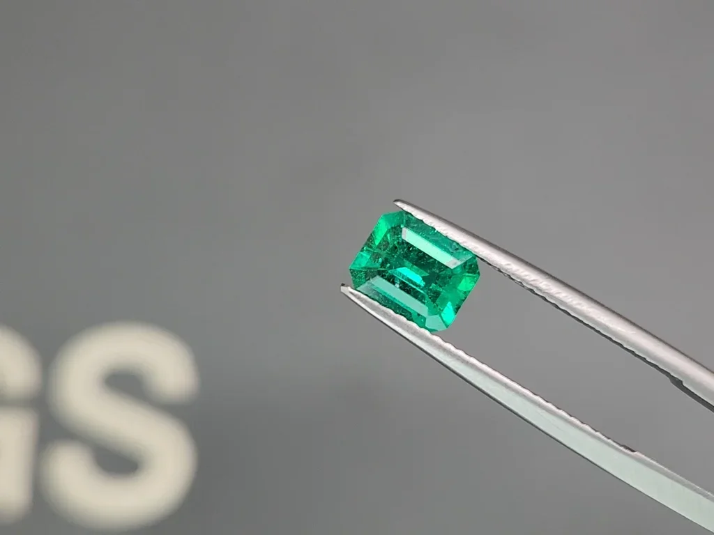 Vivid Green emerald 1.14 carats, Colombia Image №3