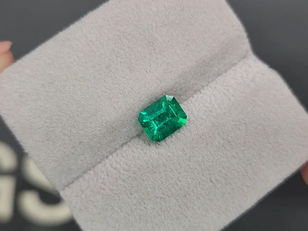 Vivid Green emerald 1.14 carats, Colombia Image №4