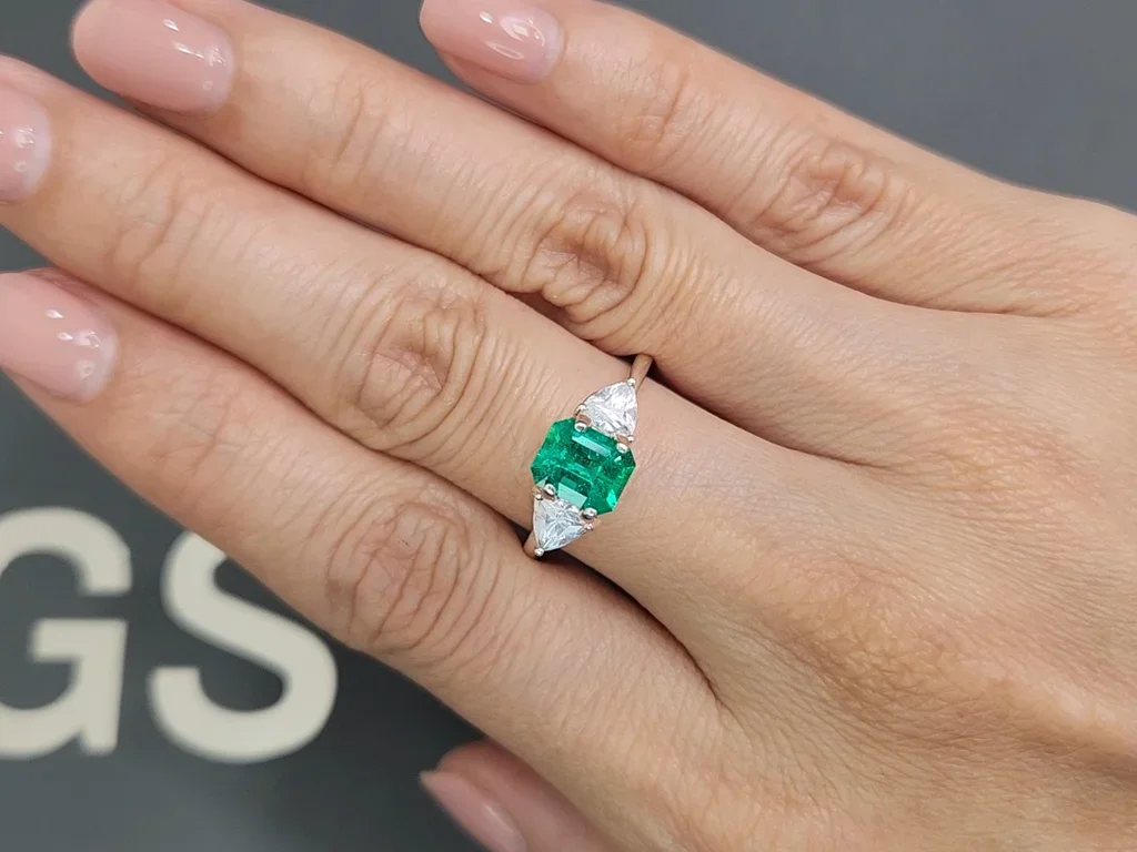 Vivid Green emerald 1.14 carats, Colombia Image №5