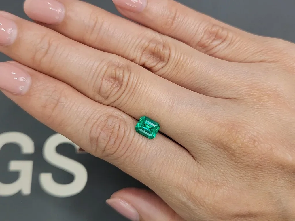 Vivid Green emerald 1.14 carats, Colombia Image №2
