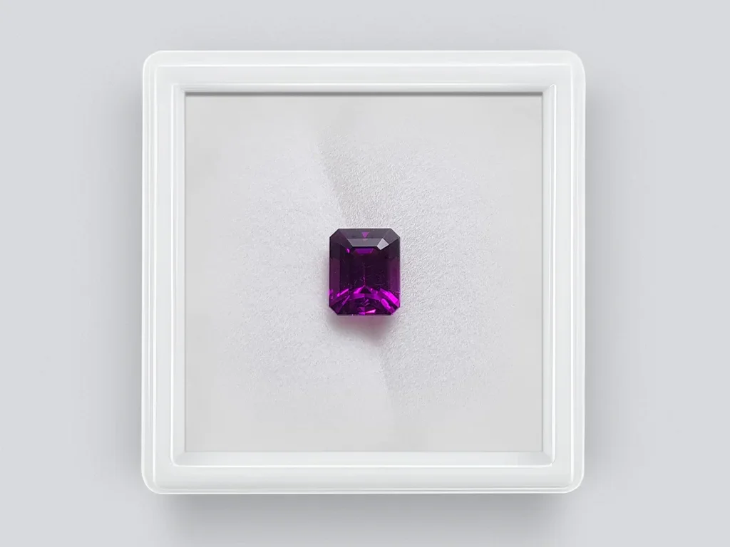 Octagon cut umbalite garnet 2.21 carats Image №1