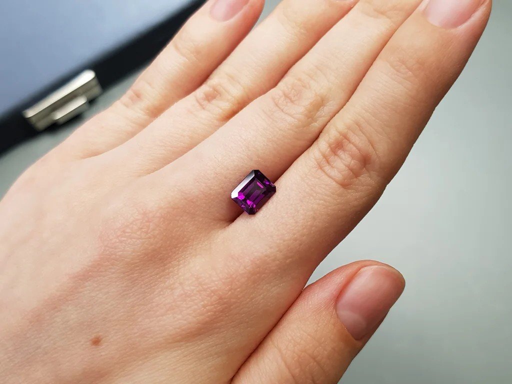 Octagon cut umbalite garnet 2.21 carats Image №2
