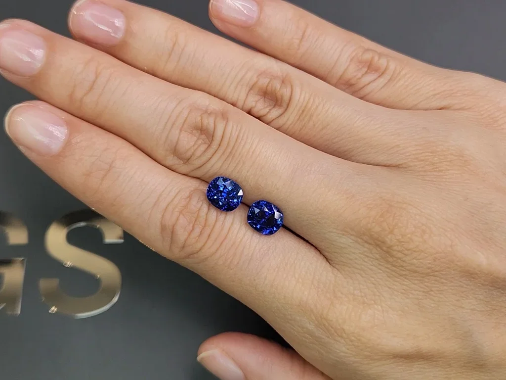 Pair of Royal blue sapphires in oval cut 4.13 carats, Sri Lanka Image №2