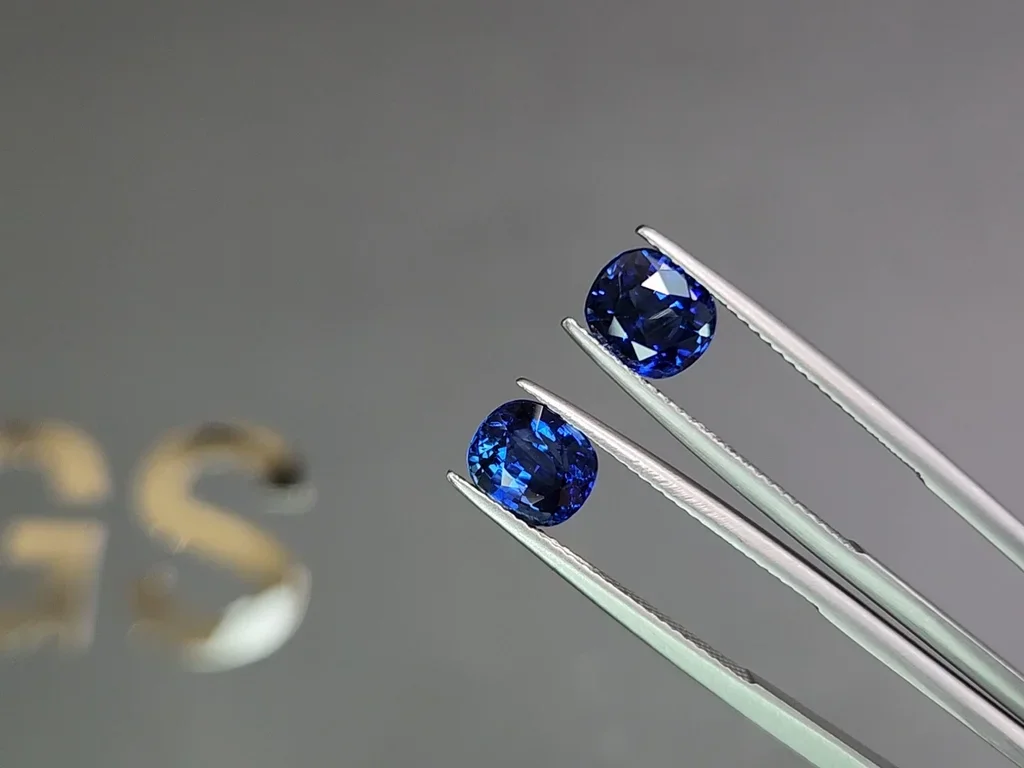 Pair of Royal blue sapphires in oval cut 4.13 carats, Sri Lanka Image №3