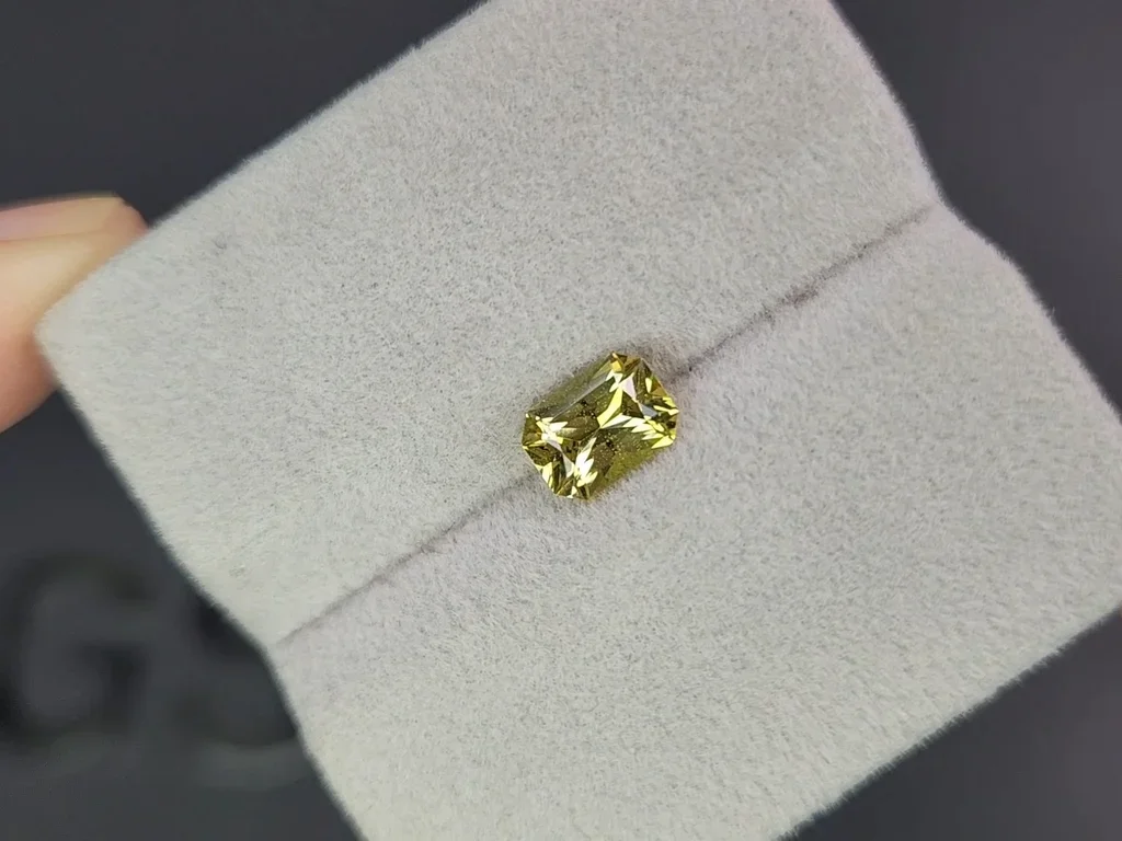 Greenish yellow sapphire in radiant cut 1.25 carats, Madagascar Image №4