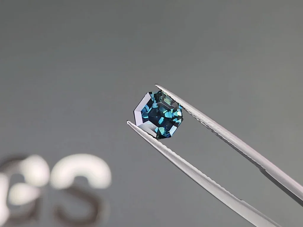 Unheated octagon cut Teal Sapphire 2.50 carats, Madagascar Image №3