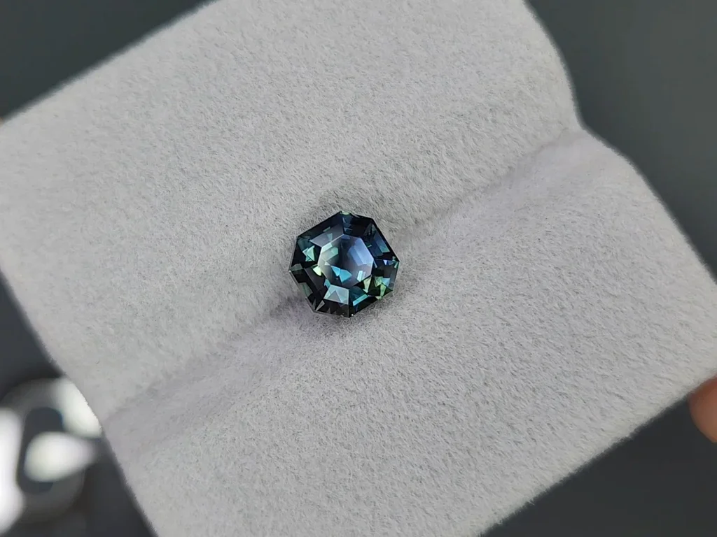 Unheated octagon cut Teal Sapphire 2.50 carats, Madagascar Image №4