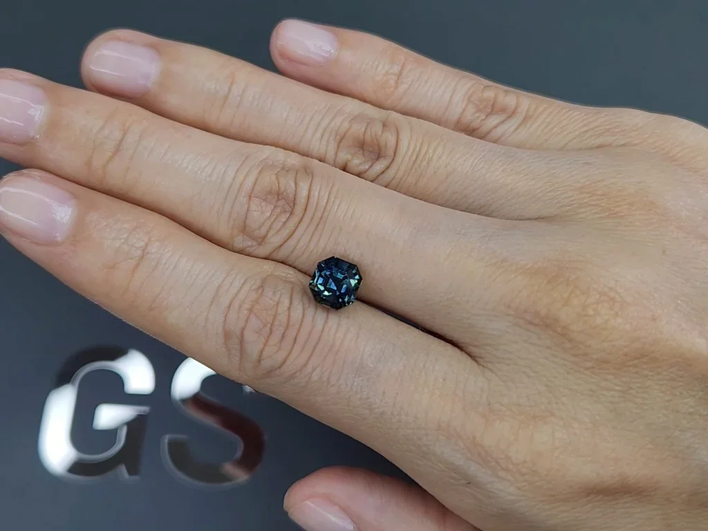 Unheated octagon cut Teal Sapphire 2.50 carats, Madagascar Image №2