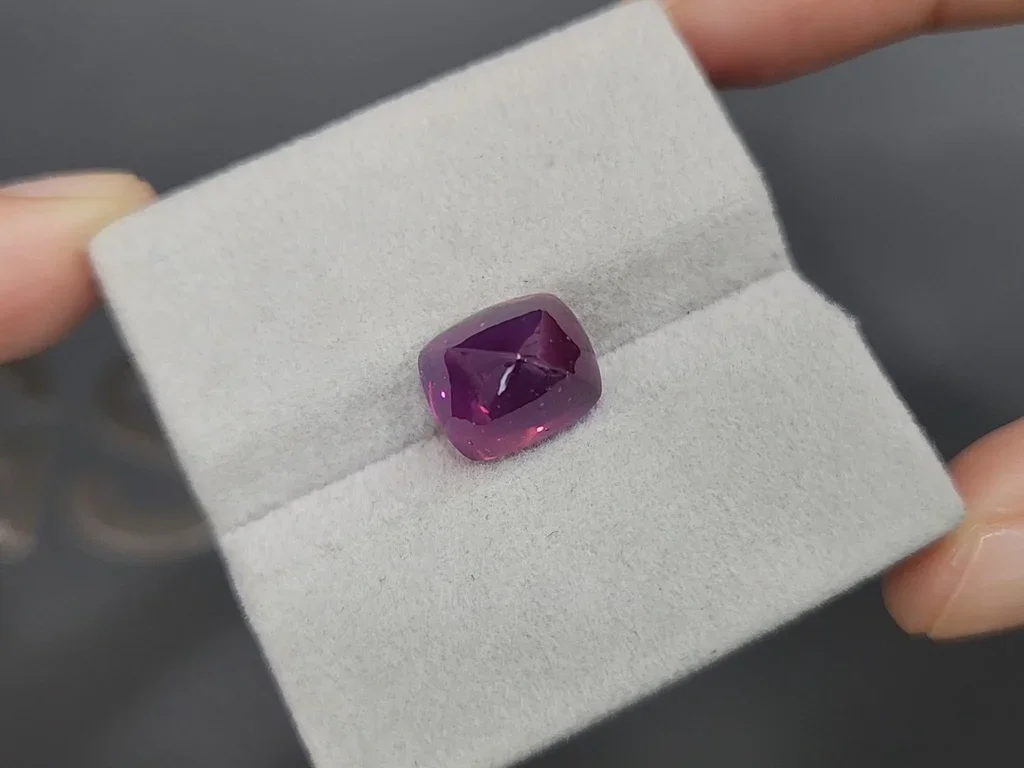 Unheated purple sapphire in sugar loaf cut 9.04 carats, Sri Lanka Image №4