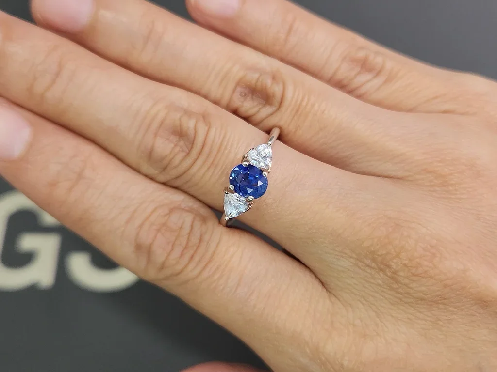 Unheated Cornflower Blue sapphire in oval cut 1.15 carats, Sri Lanka Image №5