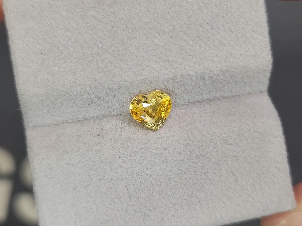 Yellow Sapphire in heart shape 1.52 carats, Sri Lanka Image №4