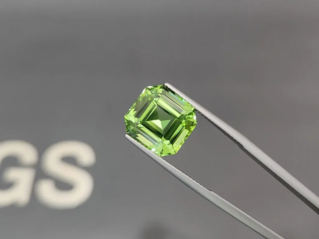 Large green peridot octagon cut 11.21 carats, Pakistan Image №3